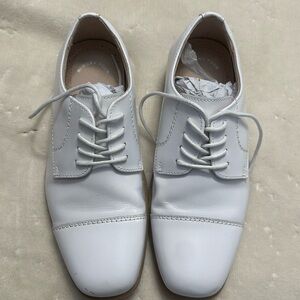 Florsheim kids shoes size 2.5 only worn once.